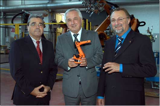 Gerhard Wiedemann, Bezirkstagsprsident Jrgen Reichert mit einem Roboter-Modell sowie Wolfgang Hullermann (v.l.). © Bezirk Schwaben