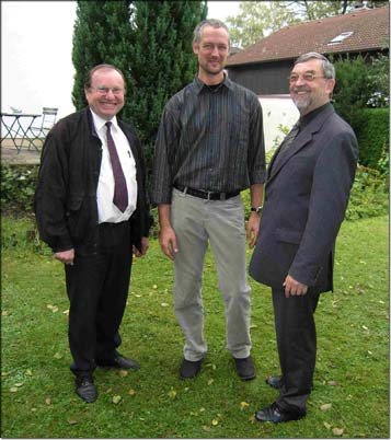 ber den gelungenen Start am neuen Standort freuen sich (von links) Kinderzentrums-Chef Valentin Rothbucher, Wohngruppen-Leiter Winfried Kracker und der Jugendfrsorge-Direktor Prlat Gnter Grimme. © KJF/Riske