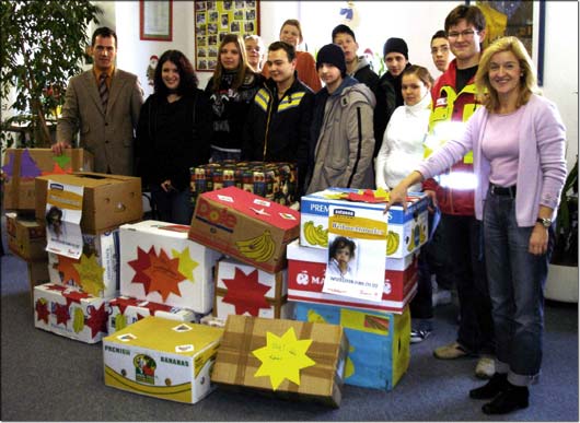 Der Schulleiter Elmar Eckert (links) und Lehrerin Ursula Sammer (rechts) mit ihren Schlern und den Paketen fr den Weihnachtstruck. © KJF