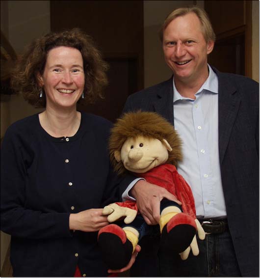 Freddy, der Scheidungsexperte, begleitet die Scheidungskinder bei ihren Gruppentreffen mit Angelika Schlter (links) und Joachim Marin (rechts). © KJF/Karg