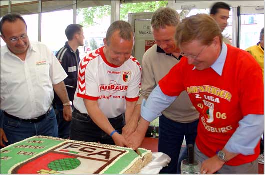Der OB schneidet das erste Stck vom Kuchen.