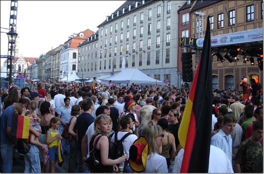 Schon um 19 Uhr war auf der Maxstrae kein Durchkommen mehr.