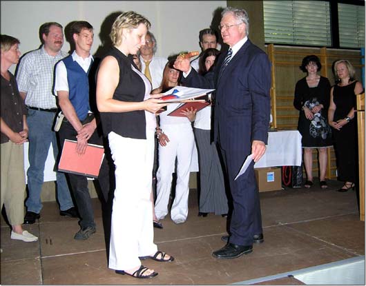Der Ehrenpreis der Handwerkskammer ging an Yvonne Gillessen und wurde berreicht von Georg Schneck. © KJF/Karg